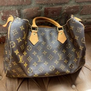 Louis Vuitton Speedy 30 Monogram purse. In great condition and well kept.